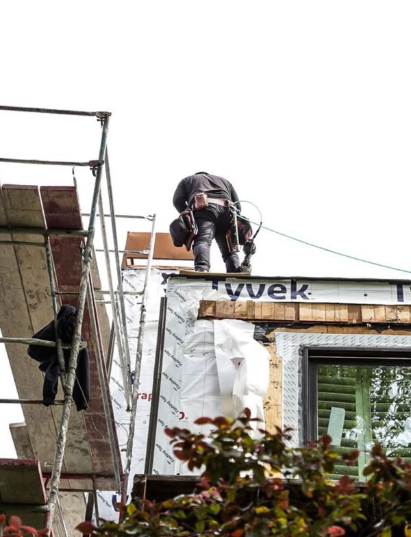 Blackstone worker on Summit Ridge exterior